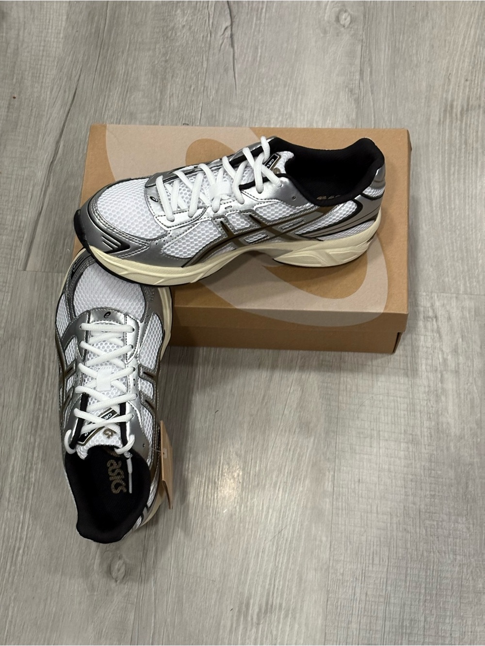 ASICS White and Silver Running Sneakers Men’s size 7.5 BNWT